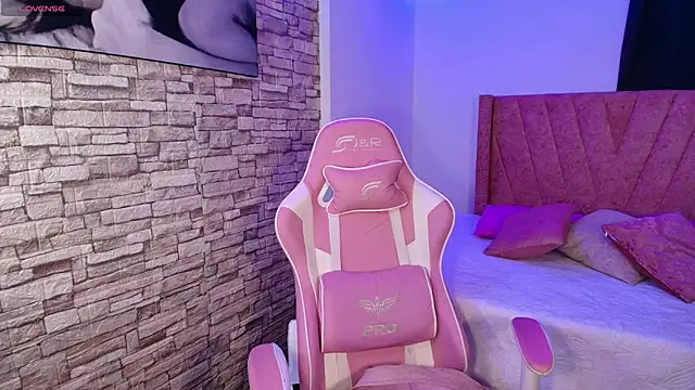 Snapshot of RachelStein chatting on 10.10.25 RachelStein online show from 10.10.25