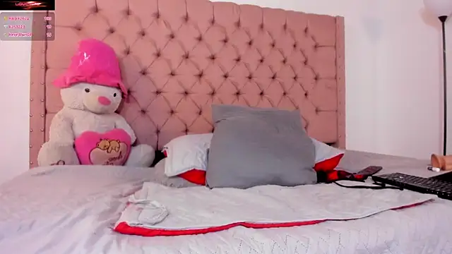 AinaPink online show from 12.17.24