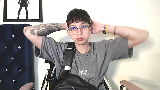 Snapshot of _Thomas_hot_ chatting on 10.29.25 Thomas hot online show from 10.29.25