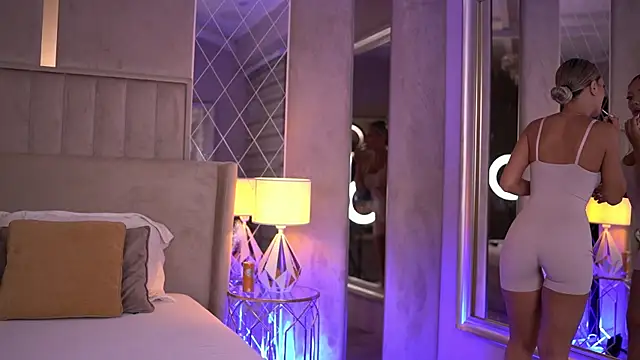 Snapshot of BlairSanders chatting on 09.19.25 BlairSanders online show from 09.19.25