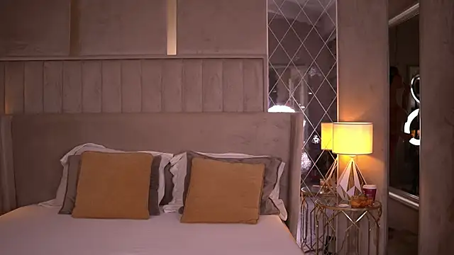 Snapshot of BlairSanders chatting on 10.30.25 BlairSanders online show from 10.30.25