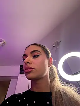 Snapshot of HaileyMadow chatting on 12.20.25 HaileyMadow online show from 12.20.25