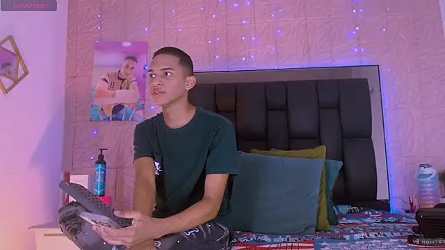 Snapshot of dilan_alfonzo chatting on 10.25.25 dilan alfonzo online show from 10.25.25