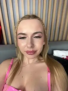 Snapshot of Nicole_blonde0 chatting on 02.24.25 Nicole blonde0 online show from 02.24.25