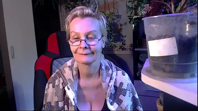 Snapshot of HelgaHimmell chatting on 05.19.26 HelgaHimmell online show from 05.19.26