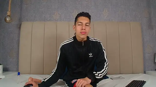 Snapshot of thiago19s chatting on 12.16.24 thiago19s online show from 12.16.24