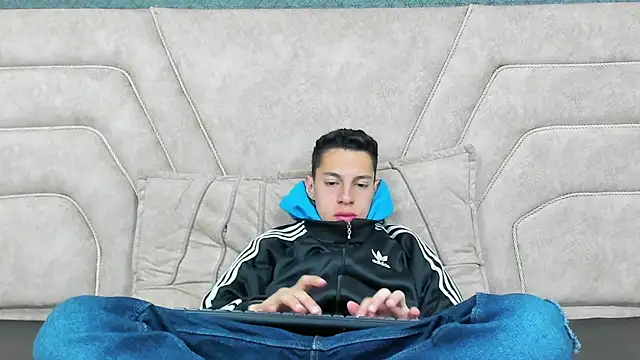 Snapshot of thiago19s chatting on 12.21.24 thiago19s online show from 12.21.24