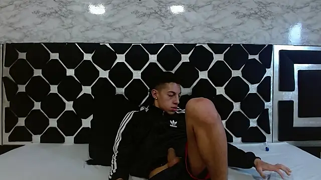 Snapshot of thiago19s chatting on 02.13.25 thiago19s online show from 02.13.25