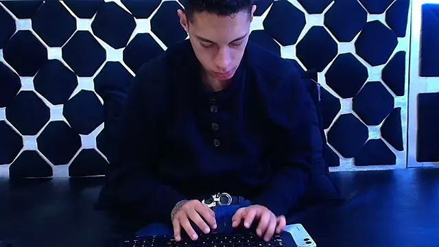 Snapshot of thiago19s chatting on 02.19.25 thiago19s online show from 02.19.25