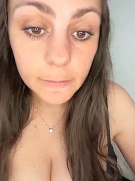 Snapshot of Loella-Rose chatting on 05.24.26 Loella-Rose online show from 05.24.26