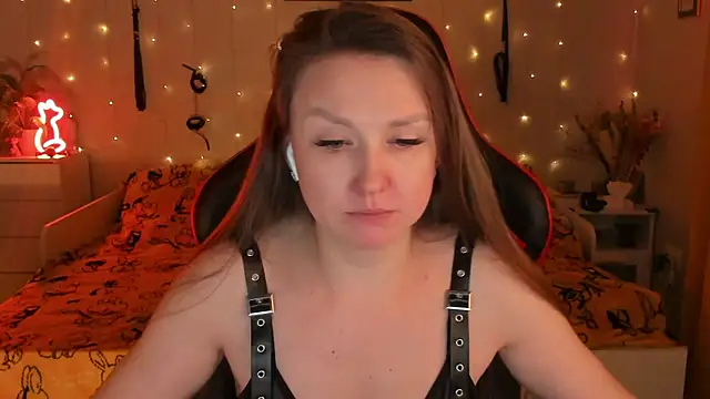 desperatehousewife   online show from 10.18.25