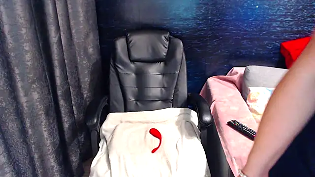 Snapshot of LadyAverrySquirt11 chatting on 01.17.25 LadyAverrySquirt11 online show from 01.17.25