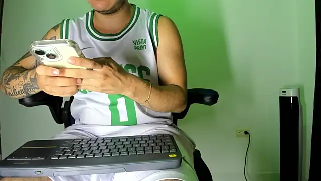 Snapshot of male_pussy chatting on 12.17.24 male pussy online show from 12.17.24