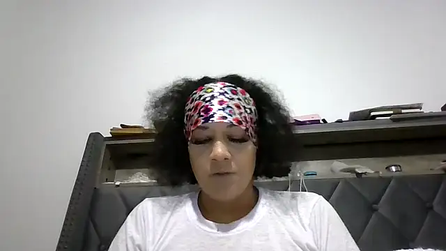 Snapshot of Ladycinnabon1 chatting on 11.28.25 Ladycinnabon1 online show from 11.28.25