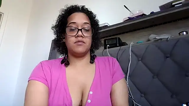Snapshot of Ladycinnabon1 chatting on 11.28.25 Ladycinnabon1 online show from 11.28.25