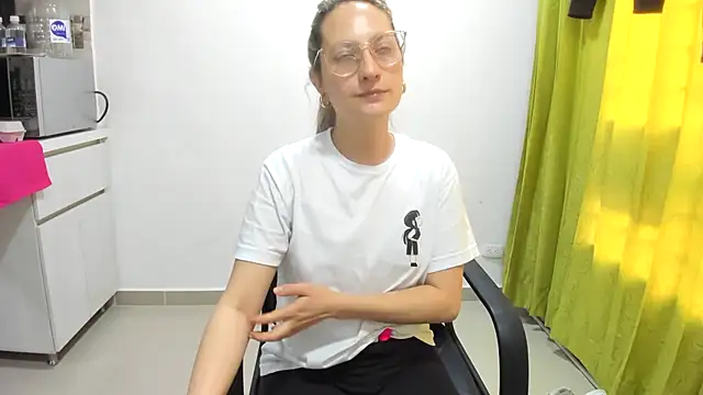 Snapshot of Adele_johnsonn1 chatting on 01.17.25 Adele johnsonn1 online show from 01.17.25