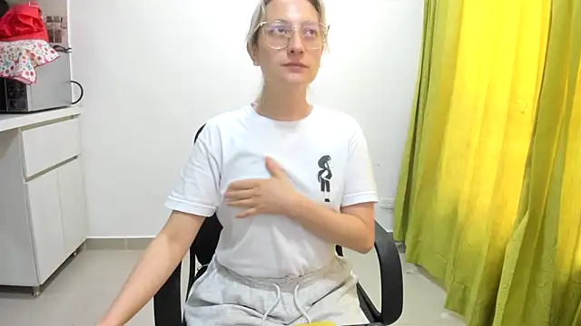 Snapshot of Adele_johnsonn1 chatting on 03.18.25 Adele johnsonn1 online show from 03.18.25