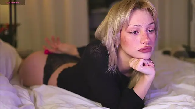 BabeHolly online show from 10.28.25