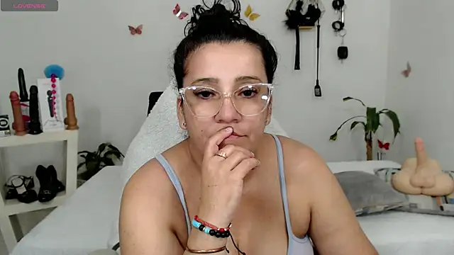 mom hot   online show from 10.21.25