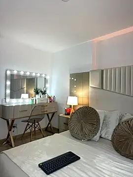  laura 02 online show from 11.01.25