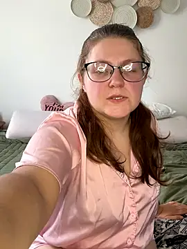 Snapshot of sexybee124 chatting on 10.15.25 sexybee124 online show from 10.15.25