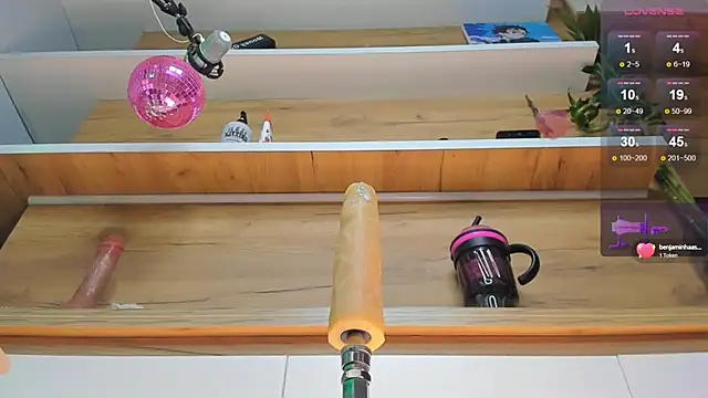 Snapshot of maakimo chatting on 02.01.25 maakimo online show from 02.01.25