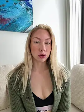 Snapshot of LuisaBecker chatting on 04.24.26 LuisaBecker online show from 04.24.26