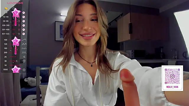 Snapshot of mollyyank chatting on 12.17.24 mollyyank online show from 12.17.24