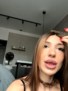 Snapshot of mollyyank chatting on 10.28.25 mollyyank online show from 10.28.25