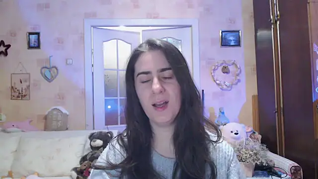 Snapshot of INELIKA chatting on 11.18.25 INELIKA online show from 11.18.25