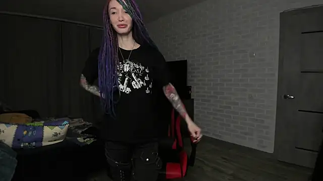 Snapshot of Roxy_Silver chatting on 12.17.24 Roxy Silver online show from 12.17.24