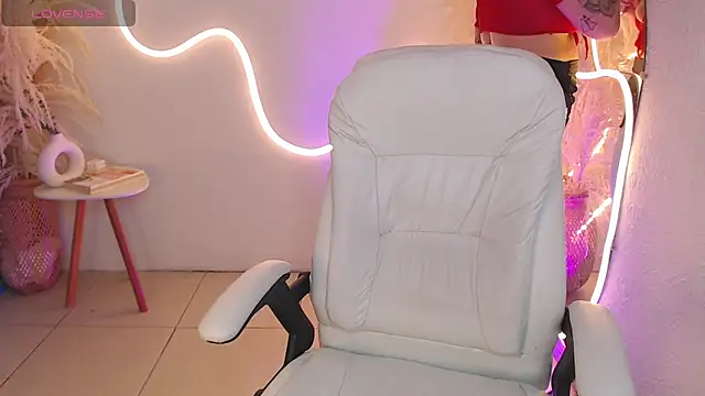 Snapshot of ViolettaHotLatin_ chatting on 09.20.25 ViolettaHotLatin online show from 09.20.25