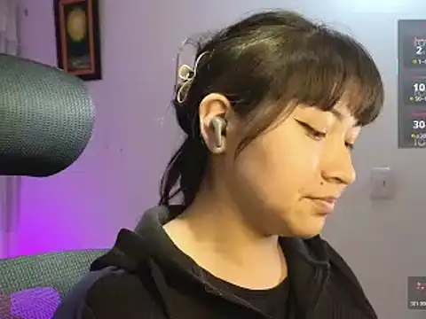 Snapshot of Caroll_Luna chatting on 10.27.25 Caroll Luna online show from 10.27.25