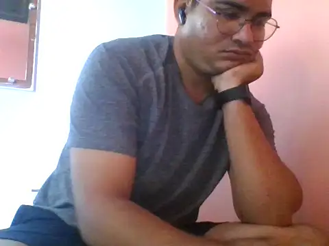 Snapshot of naughtymike0007 chatting on 09.30.25 naughtymike0007 online show from 09.30.25