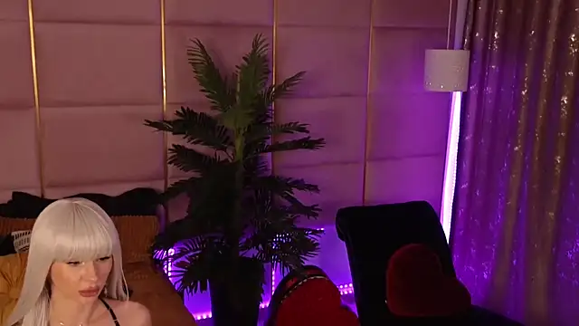 Snapshot of Elliblue chatting on 01.13.25 Elliblue online show from 01.13.25