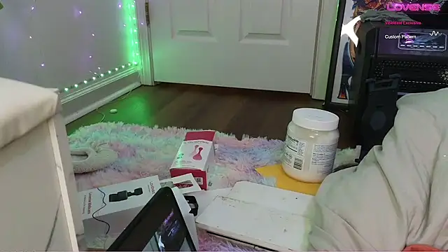 Snapshot of yummyrina chatting on 12.29.24 yummyrina online show from 12.29.24