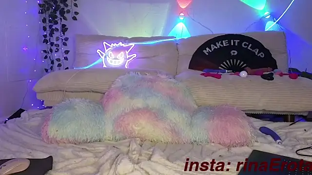 Snapshot of yummyrina chatting on 10.30.25 yummyrina online show from 10.30.25