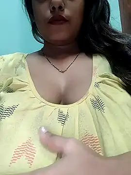 Snapshot of sexyindi_couple chatting on 12.21.24 sexyindi couple online show from 12.21.24