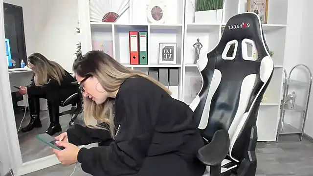 HotXMom online show from 12.16.24