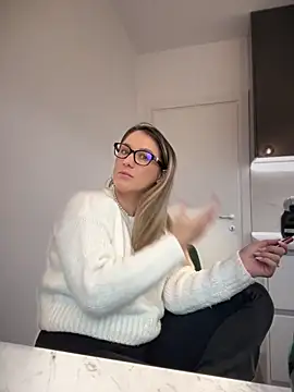 HotXMom online show from 01.03.25