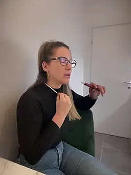 HotXMom online show from 01.04.25