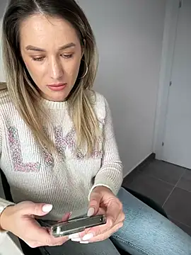 HotXMom online show from 01.06.25