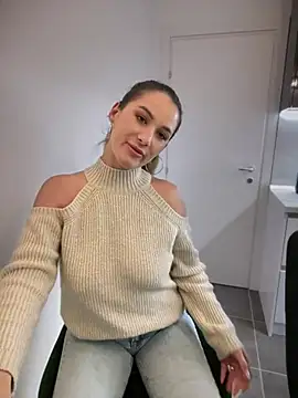 HotXMom online show from 01.11.25