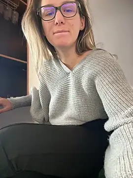 HotXMom online show from 01.13.25