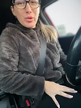 HotXMom online show from 09.28.25