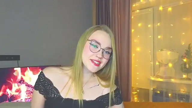 Snapshot of Aurora_Golden1 chatting on 12.23.24 Aurora Golden1 online show from 12.23.24