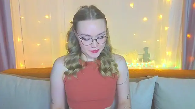 Snapshot of Aurora_Golden1 chatting on 02.02.25 Aurora Golden1 online show from 02.02.25