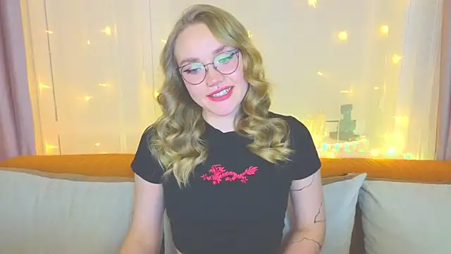 Snapshot of Aurora_Golden1 chatting on 02.04.25 Aurora Golden1 online show from 02.04.25