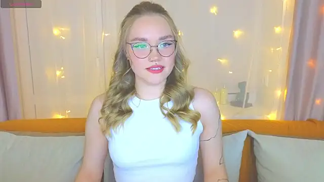 Snapshot of Aurora_Golden1 chatting on 02.22.25 Aurora Golden1 online show from 02.22.25