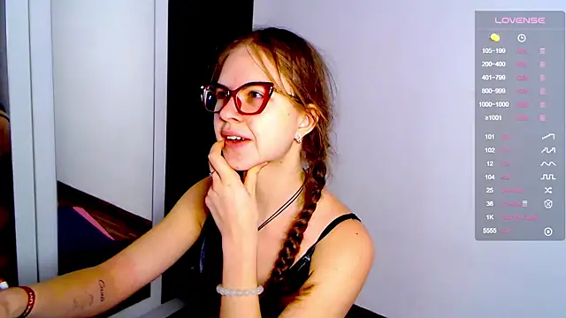 Snapshot of Sarah_HS chatting on 12.12.24 Sarah HS online show from 12.12.24